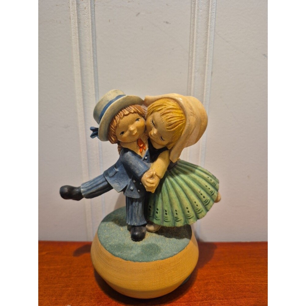 Vintage Anri Ferrandiz "Love Story" Dancing Dutch Couple Musical Wind-up WORKS